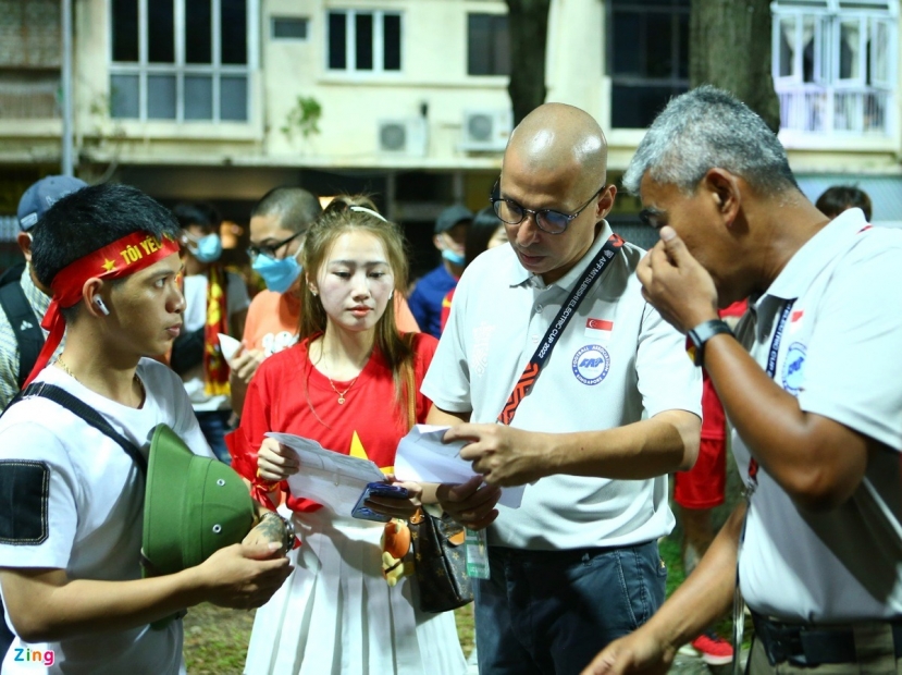 CĐV Việt Nam không được vào sân vì mua nhầm vé. Ảnh: Zing CĐV Việt Nam không được vào sân vì mua nhầm vé. Ảnh: Zing