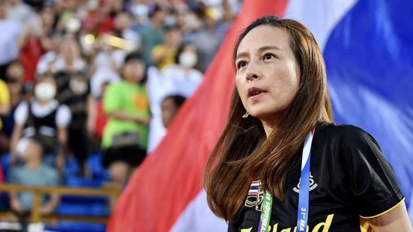 Madam Pang khẳng định người hâm mộ là nguồn sức mạnh to lớn cho ĐT Thái Lan. Ảnh: Internet Madam Pang khẳng định người hâm mộ là nguồn sức mạnh to lớn cho ĐT Thái Lan. Ảnh: Internet