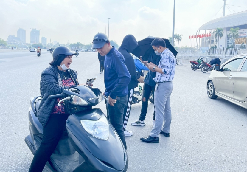 Dân phe vé tiếp cận người mua ngay trước cửa sân Mỹ Đình. Ảnh: Internet Dân phe vé tiếp cận người mua ngay trước cửa sân Mỹ Đình. Ảnh: Internet