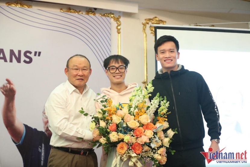 Hoàng Đức cùng Văn Toàn tri ân thầy Park. Ảnh: Vietnamnet Hoàng Đức cùng Văn Toàn tri ân thầy Park. Ảnh: Vietnamnet