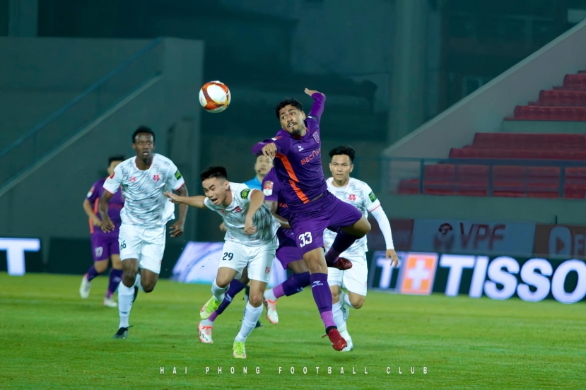 Thoát thua trước Bình Dương, HLV Chu Đình Nghiêm chỉ ra vấn đề nơi hàng phòng ngự - Ảnh 1 Thoát thua trước Bình Dương, HLV Chu Đình Nghiêm chỉ ra vấn đề nơi hàng phòng ngự - Ảnh 1