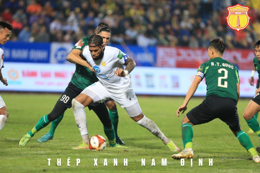 Vinicius gây ra rất nhiều khó khăn cho hàng phòng ngự TP.HCM. Ảnh: CLB Nam Định Vinicius gây ra rất nhiều khó khăn cho hàng phòng ngự TP.HCM. Ảnh: CLB Nam Định