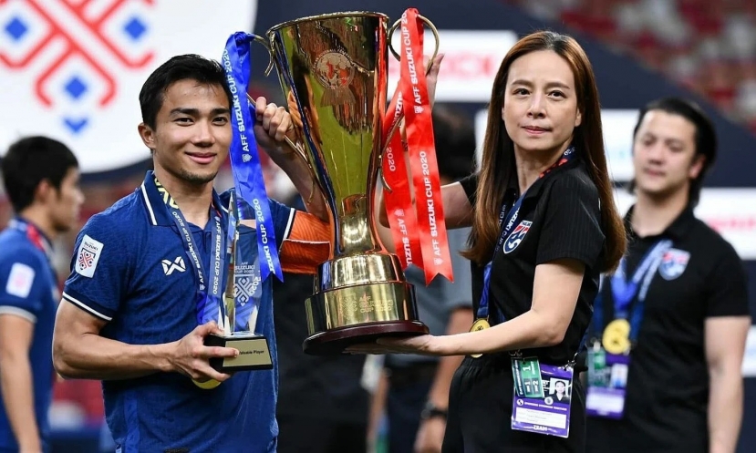 Madam Pang cùng ĐT Thái Lan vô địch AFF Cup 2020. Ảnh: Internet Madam Pang cùng ĐT Thái Lan vô địch AFF Cup 2020. Ảnh: Internet