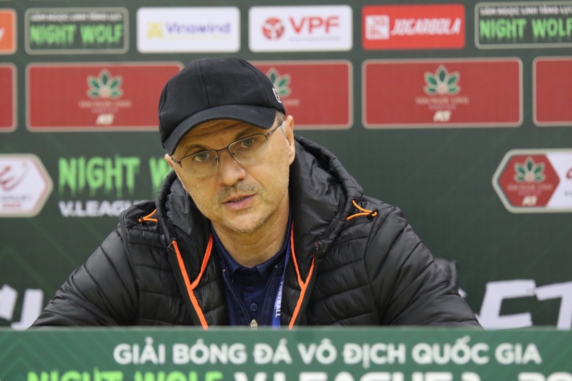 HLV Bandovic tỏ ra lạ lẫm khi V-League 2023 nghỉ hơn 1 tháng. Ảnh: Internet HLV Bandovic tỏ ra lạ lẫm khi V-League 2023 nghỉ hơn 1 tháng. Ảnh: Internet