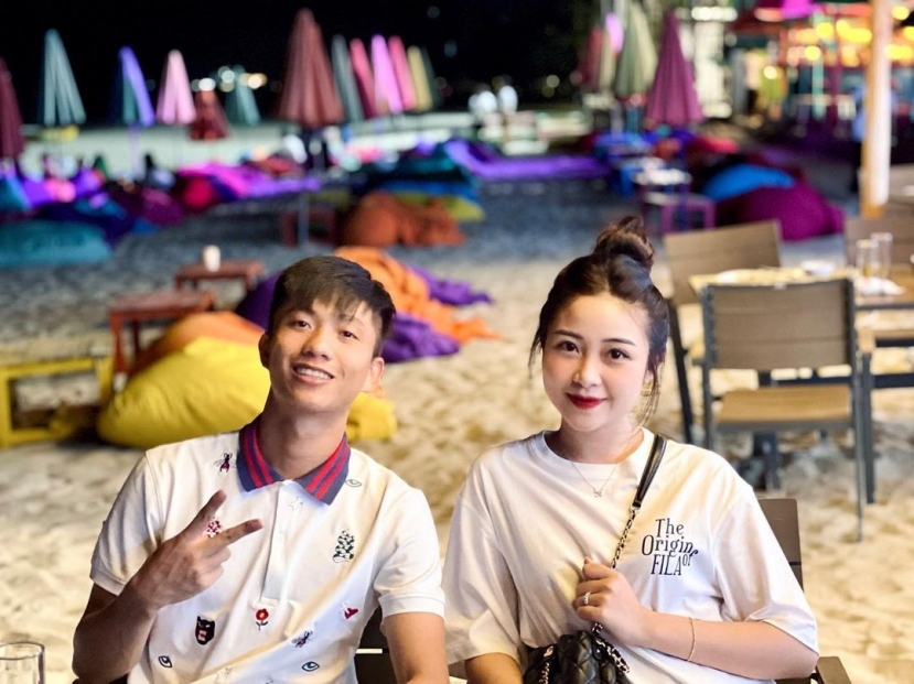 CHÙM ẢNH: Bà xã Phan Văn Đức khoe nhan sắc ngọt ngào khiến CDM ngỡ ngàng - Ảnh 1 CHÙM ẢNH: Bà xã Phan Văn Đức khoe nhan sắc ngọt ngào khiến CDM ngỡ ngàng - Ảnh 1