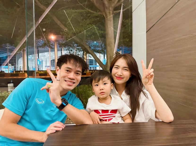 Văn Toàn cùng 2 mẹ con Hòa Minzy đi ăn uống. Ảnh: FBNV Văn Toàn cùng 2 mẹ con Hòa Minzy đi ăn uống. Ảnh: FBNV