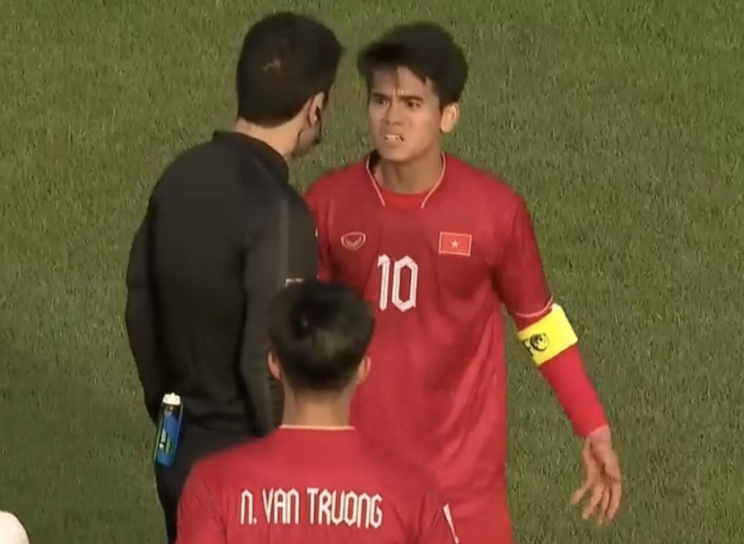 Văn Khang không hài lòng về các quyết định của trọng tài Abdullah Jamali Văn Khang không hài lòng về các quyết định của trọng tài Abdullah Jamali