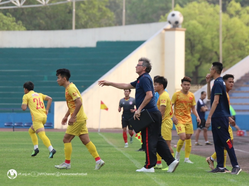 HLV Troussier chấm điểm từng cầu thủ sau trận HLV Troussier chấm điểm từng cầu thủ sau trận