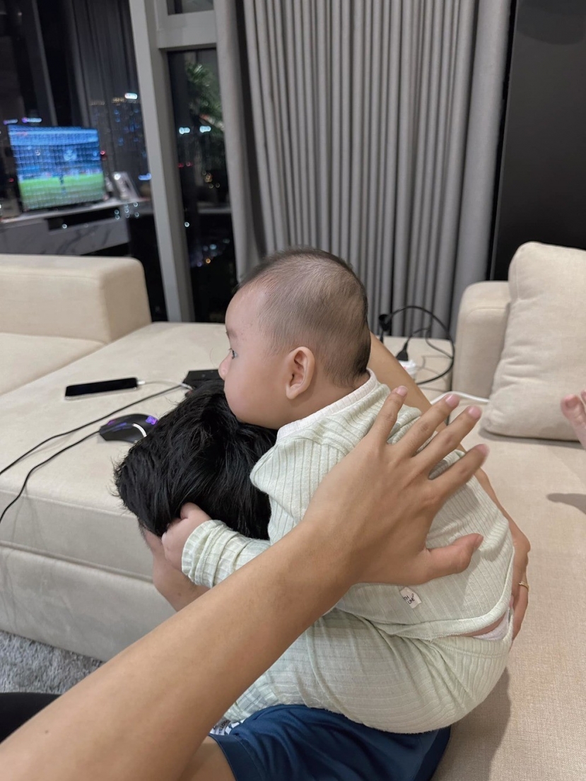 Khoảnh khắc dàn cầu thủ tuyển Việt Nam bận rộn chăm con, đúng chuẩn 'bố bỉm' - Ảnh 2 Khoảnh khắc dàn cầu thủ tuyển Việt Nam bận rộn chăm con, đúng chuẩn 'bố bỉm' - Ảnh 2
