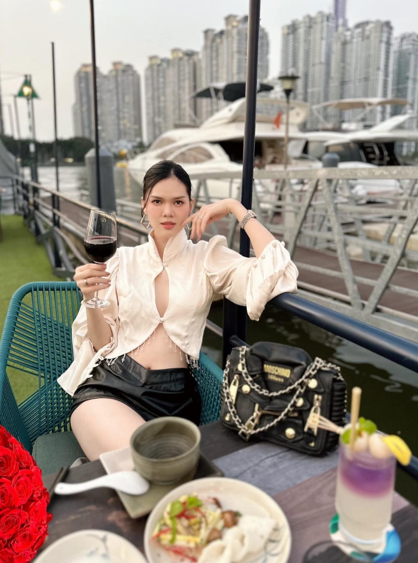 Bị 2 cầu thủ Việt phụ tình đến nỗi phải đi tu, người mẫu Ngọc Trinh giờ ra sao? - Ảnh 2 Bị 2 cầu thủ Việt phụ tình đến nỗi phải đi tu, người mẫu Ngọc Trinh giờ ra sao? - Ảnh 2