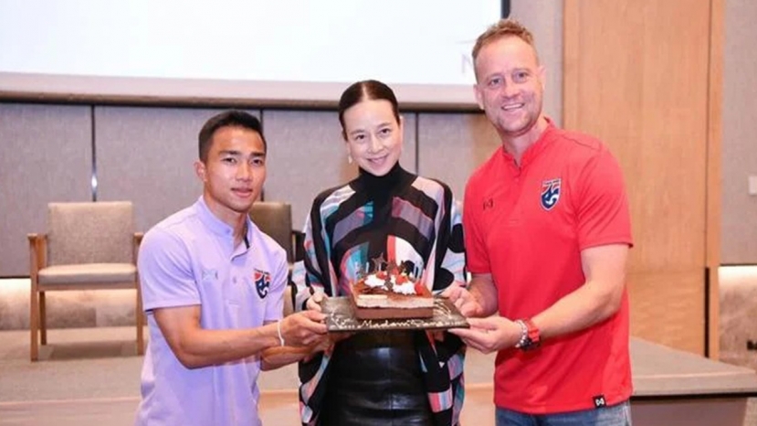 Đội trưởng Chanathip và HLV Polking đại diện toàn đội chúc mừng sinh nhật Madam Pang Đội trưởng Chanathip và HLV Polking đại diện toàn đội chúc mừng sinh nhật Madam Pang