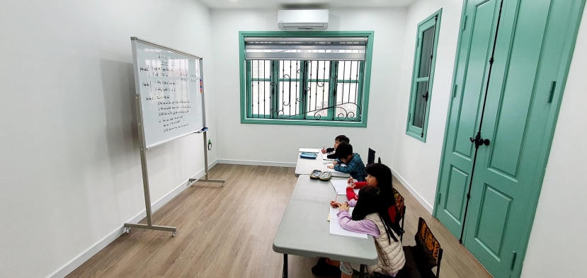 Việt Khuê cũng đầu tư cho các con một căn phòng riêng để học Việt Khuê cũng đầu tư cho các con một căn phòng riêng để học