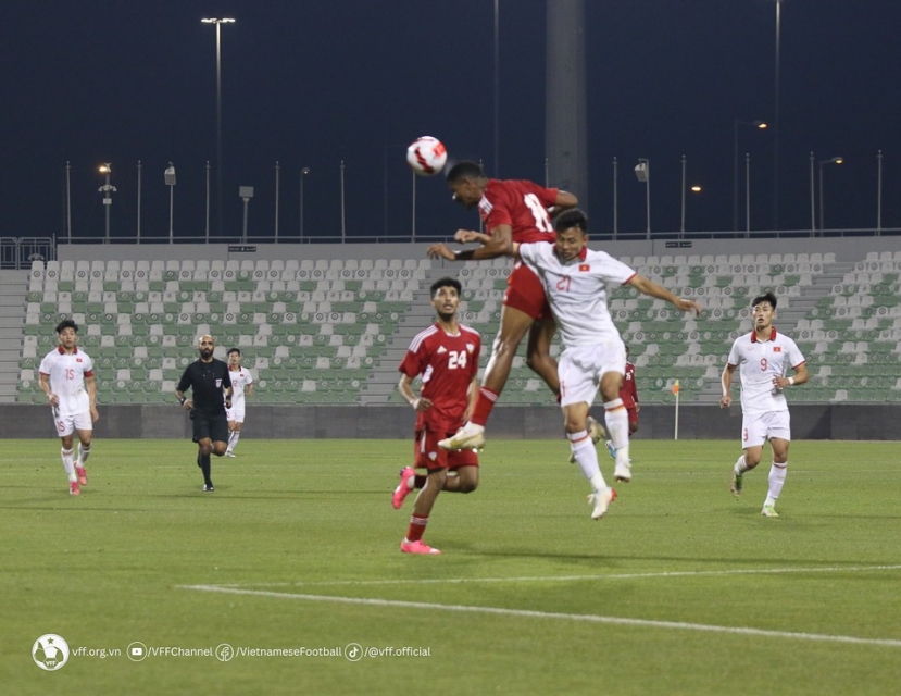 U23 Việt Nam gặp bất lợi trong các pha không chiến U23 Việt Nam gặp bất lợi trong các pha không chiến