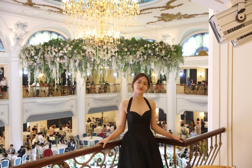 Huệ Anh được không ít người bạn của mẹ khen xinh như hoa hậu Huệ Anh được không ít người bạn của mẹ khen xinh như hoa hậu