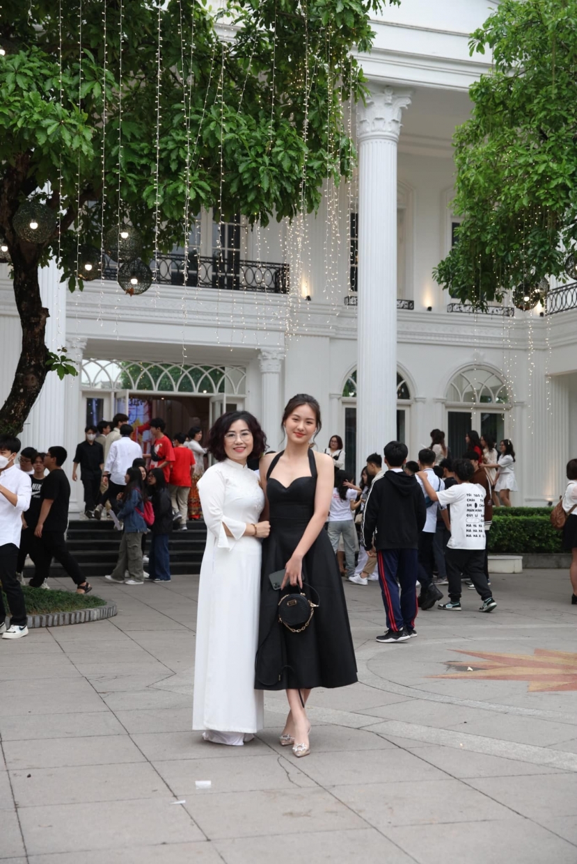 Huệ Anh (đầm đen) ngày càng ra dáng thiếu nữ Huệ Anh (đầm đen) ngày càng ra dáng thiếu nữ