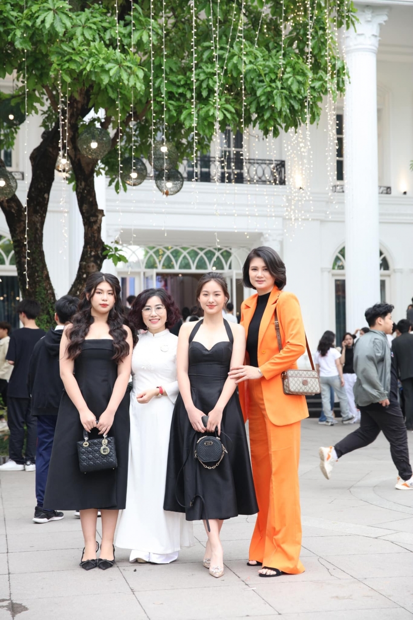 Huệ Anh cùng mẹ tham dự sự kiện do nhà trường tổ chức Huệ Anh cùng mẹ tham dự sự kiện do nhà trường tổ chức
