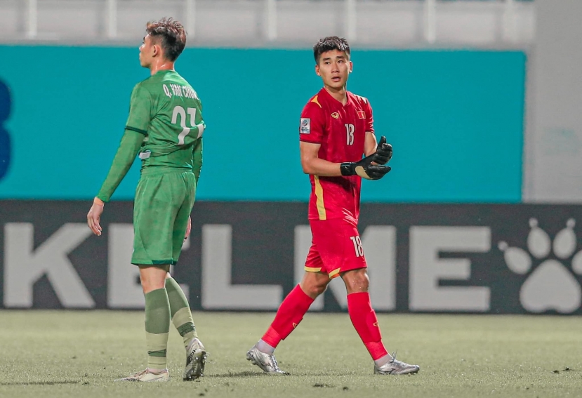 Nhâm Mạnh Dũng làm 'thủ môn bất đắc dĩ' ở trận tứ kết U23 châu Á gặp Saudi Arabia Nhâm Mạnh Dũng làm 'thủ môn bất đắc dĩ' ở trận tứ kết U23 châu Á gặp Saudi Arabia