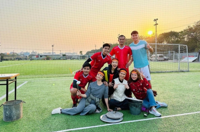 Nhâm Mạnh Dũng chụp hình cùng cả đoàn phim sau cảnh quay. Ảnh: Instagram lanphuong0503 Nhâm Mạnh Dũng chụp hình cùng cả đoàn phim sau cảnh quay. Ảnh: Instagram lanphuong0503