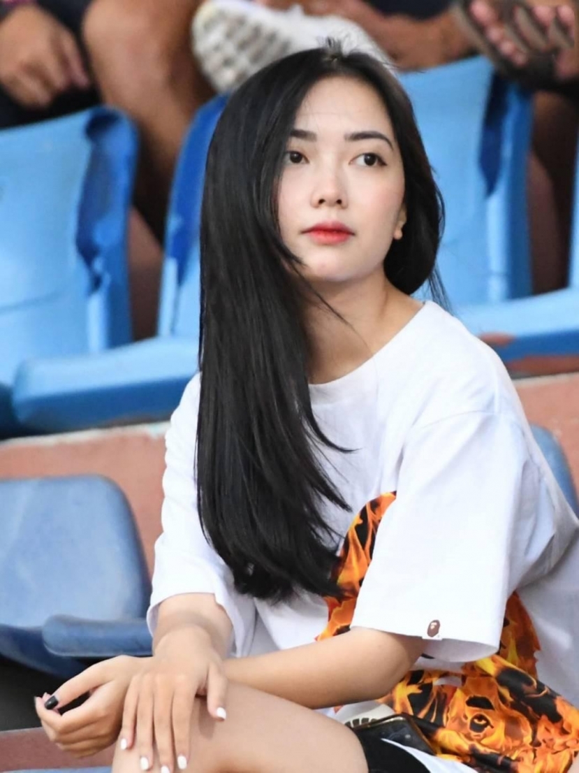Dưới ống kính của cameraman nhà đài, gương mặt của bà xã Đức Chinh vẫn toả sáng nổi bật Dưới ống kính của cameraman nhà đài, gương mặt của bà xã Đức Chinh vẫn toả sáng nổi bật