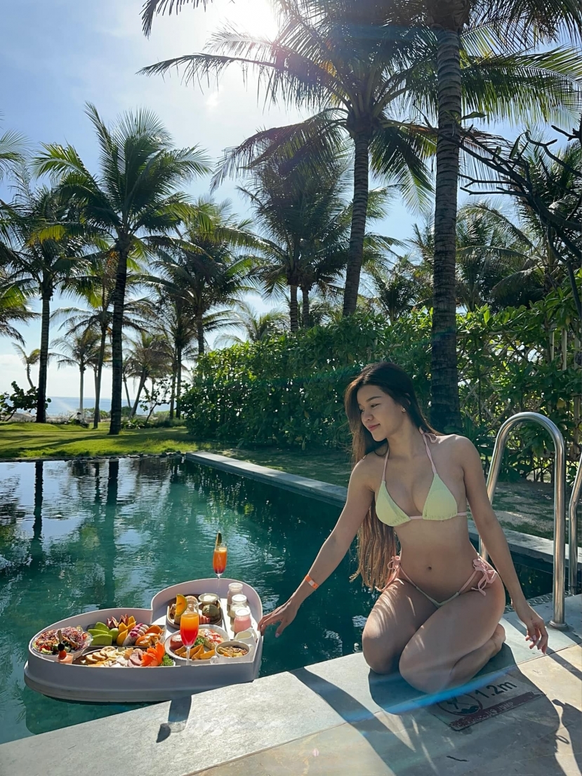 Yến Xuân diện bikini nóng bỏng, khoe trọn đường cong cơ thể, ba vòng chuẩn chỉnh hút mắt. Yến Xuân diện bikini nóng bỏng, khoe trọn đường cong cơ thể, ba vòng chuẩn chỉnh hút mắt.
