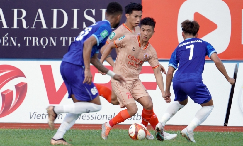 Văn Đức dính chấn thương nặng ở trận thắng Khánh Hòa tại Cup QG 2023 Văn Đức dính chấn thương nặng ở trận thắng Khánh Hòa tại Cup QG 2023