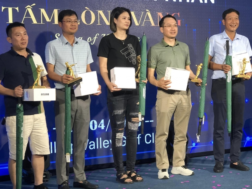 Kim Huệ tham gia giải đấu golf và nhận được cup, quà lưu niệm từ ban tổ chức Kim Huệ tham gia giải đấu golf và nhận được cup, quà lưu niệm từ ban tổ chức