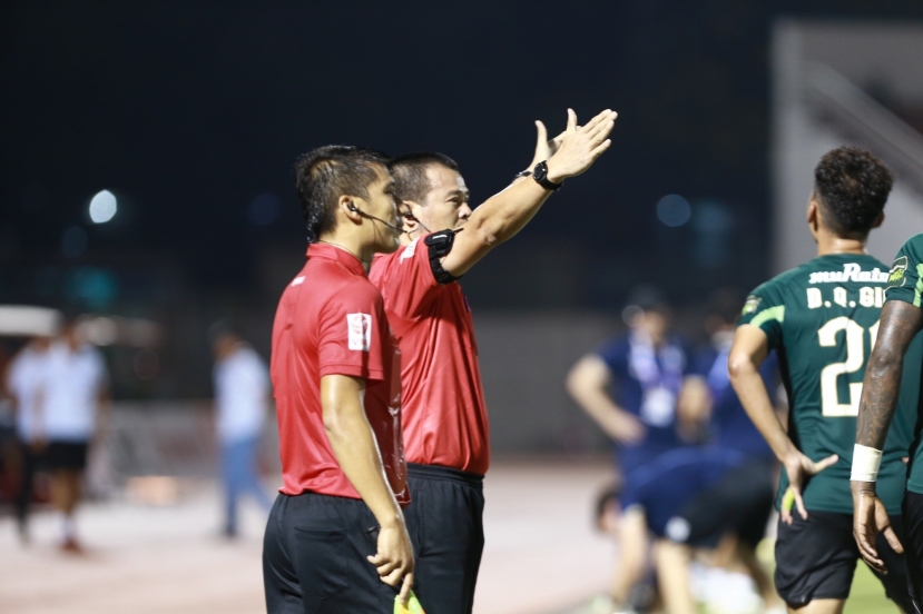 Trọng tài Lâm Đình Thái công nhận bàn thắng trong tư thế việt vị của Lucao (Hà Nội FC) Trọng tài Lâm Đình Thái công nhận bàn thắng trong tư thế việt vị của Lucao (Hà Nội FC)