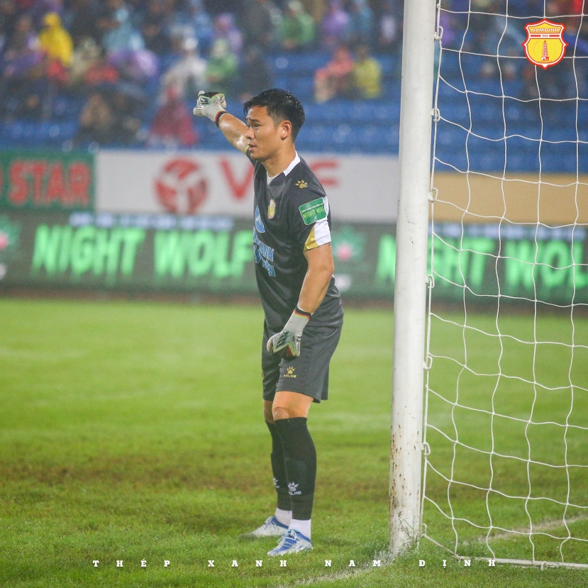 Thủ môn Nguyên Mạnh đang thi đấu chắc chắn trong khung thành Nam Định Thủ môn Nguyên Mạnh đang thi đấu chắc chắn trong khung thành Nam Định