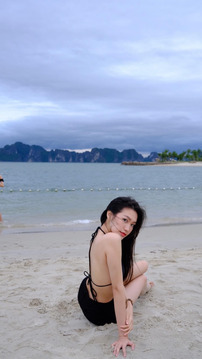 Cô nàng sinh năm 2001 còn nhiều lần tôn đường cong cùng các kiểu bikini hàng hiệu bé xíu khoe lưng trần nuột nà Cô nàng sinh năm 2001 còn nhiều lần tôn đường cong cùng các kiểu bikini hàng hiệu bé xíu khoe lưng trần nuột nà
