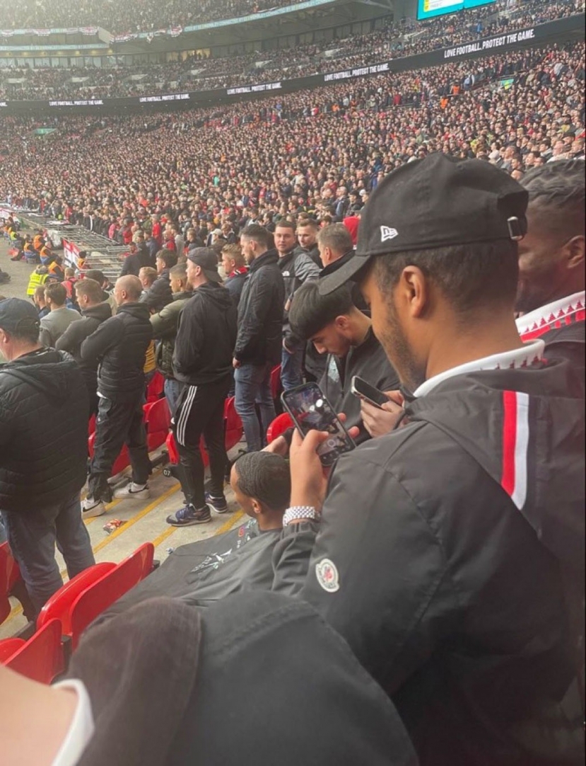 CĐV MU ngồi cắt tóc ngay trên khán đài sân Wembley CĐV MU ngồi cắt tóc ngay trên khán đài sân Wembley