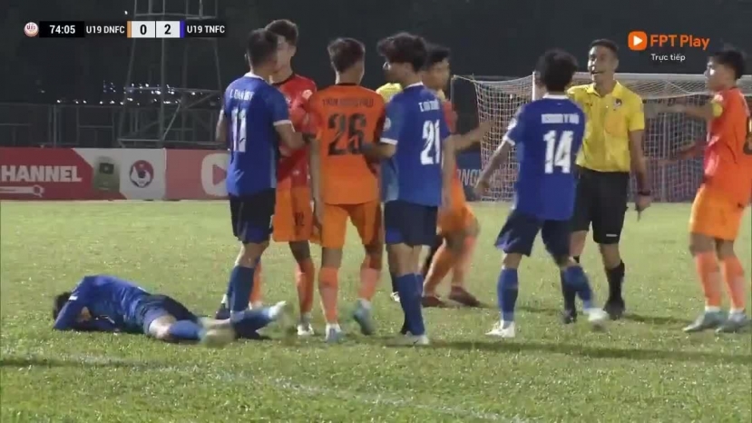 Mai Quốc Tú lại 'rả đũa' ngay sau đó khi đạp thẳng vào đầu Minh Hy Mai Quốc Tú lại 'rả đũa' ngay sau đó khi đạp thẳng vào đầu Minh Hy