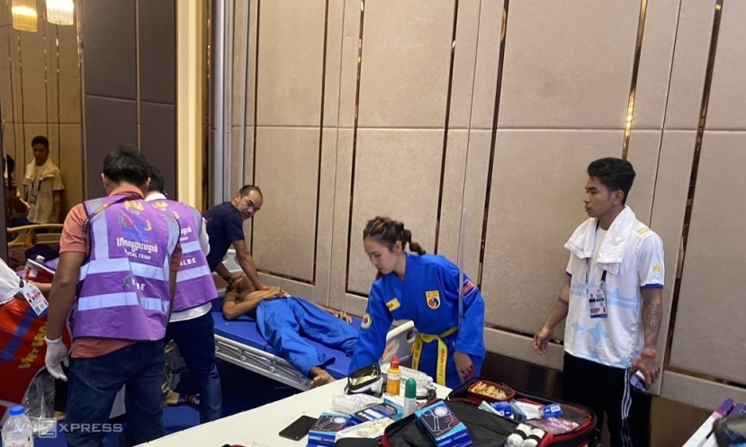 Ammarin Phouthong sau đó bị ngất khi về đến nơi nghỉ của đội vovinam Campuchia. Ảnh: VnExpress Ammarin Phouthong sau đó bị ngất khi về đến nơi nghỉ của đội vovinam Campuchia. Ảnh: VnExpress