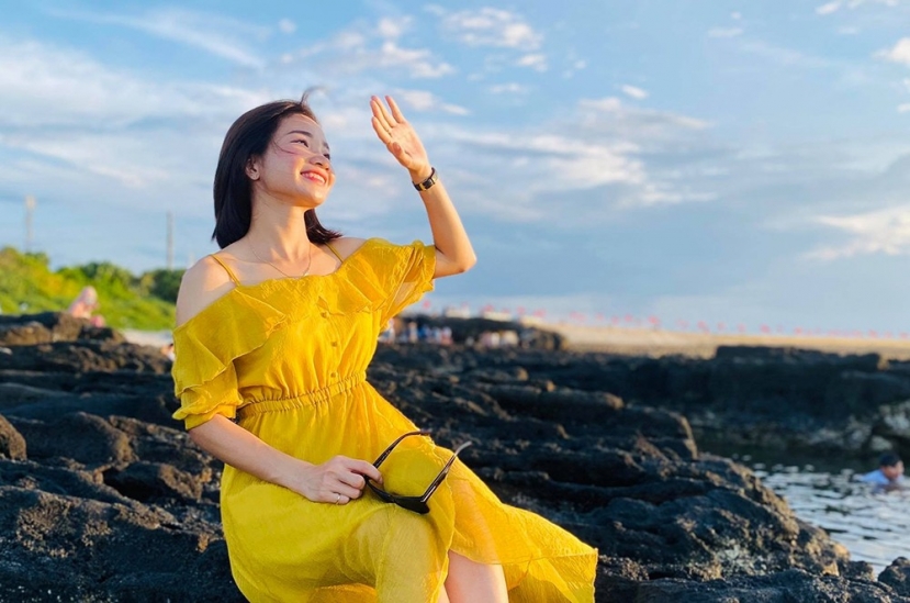 Nguyễn Thị Oanh mặc đầm dáng maxi bèo nhún phần vai khi du lịch biển Nguyễn Thị Oanh mặc đầm dáng maxi bèo nhún phần vai khi du lịch biển