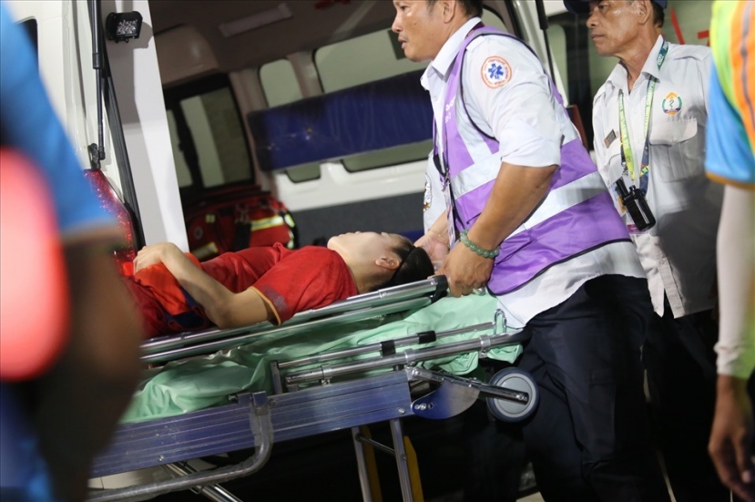 Hậu vệ đội tuyển nữ Việt Nam được đưa lên xe cấp cứu di chuyển thẳng tới bệnh viện để chụp X-quang Hậu vệ đội tuyển nữ Việt Nam được đưa lên xe cấp cứu di chuyển thẳng tới bệnh viện để chụp X-quang