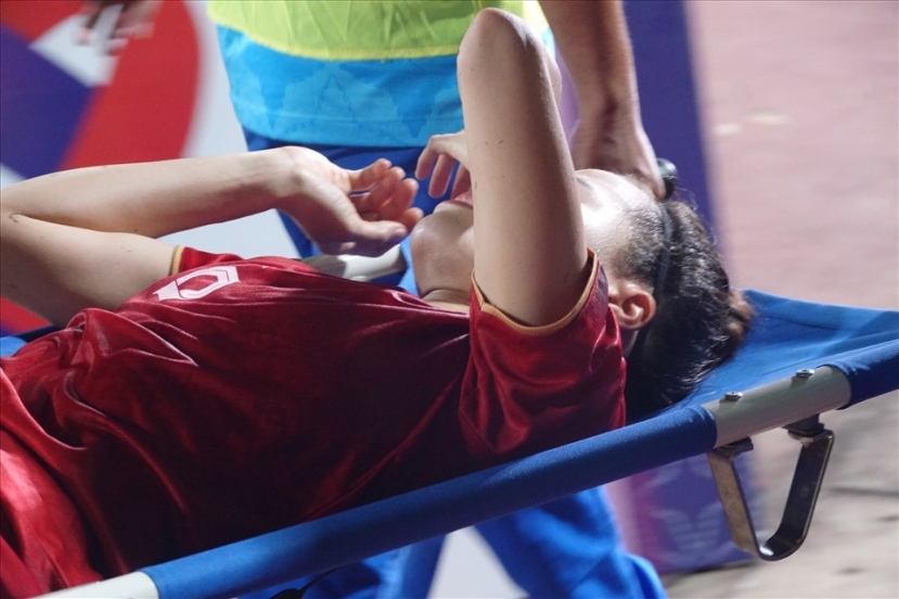 SEA Games 32: Xót xa hình ảnh tuyển thủ nữ Việt Nam dính chấn thương, phải nhờ đồng đội dìu lên bục nhận HCV - Ảnh 2 SEA Games 32: Xót xa hình ảnh tuyển thủ nữ Việt Nam dính chấn thương, phải nhờ đồng đội dìu lên bục nhận HCV - Ảnh 2