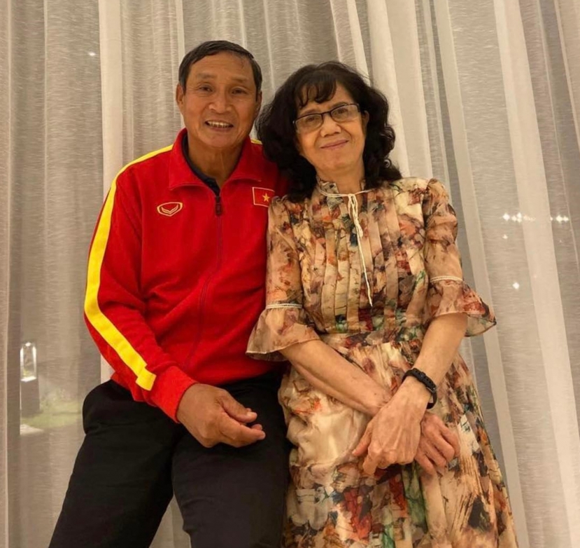 Đằng sau thành công nổi bật của HLV trưởng ĐT nữ Việt Nam là tình yêu thương, sự ủng hộ từ người bạn đời- bà Phạm Ngọc Uyển Đằng sau thành công nổi bật của HLV trưởng ĐT nữ Việt Nam là tình yêu thương, sự ủng hộ từ người bạn đời- bà Phạm Ngọc Uyển