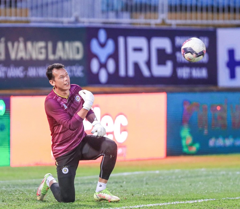 Tấn Trường thi đấu chắc chắn trong khung gỗ của Hà Nội FC Tấn Trường thi đấu chắc chắn trong khung gỗ của Hà Nội FC
