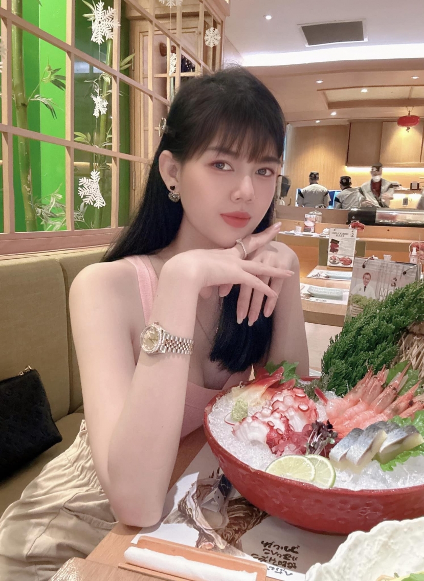 Làng bóng đá Việt Nam có rất nhiều chuyện tình yêu ồn ào, nhưng ít ai xinh đẹp và nổi tiếng mà phải trải qua hai lần tan vỡ tình yêu như Ngọc Trinh Làng bóng đá Việt Nam có rất nhiều chuyện tình yêu ồn ào, nhưng ít ai xinh đẹp và nổi tiếng mà phải trải qua hai lần tan vỡ tình yêu như Ngọc Trinh