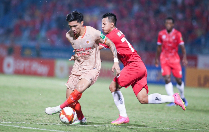 Trận thua của CAHN trước Hải Phòng FC khiến cuộc đua vô địch V-League thêm phần hấp dẫn Trận thua của CAHN trước Hải Phòng FC khiến cuộc đua vô địch V-League thêm phần hấp dẫn