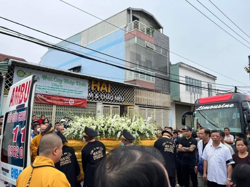 Thi hài HLV Dương Minh Ninh được đưa đi hỏa táng vào sáng nay (16/8) Thi hài HLV Dương Minh Ninh được đưa đi hỏa táng vào sáng nay (16/8)