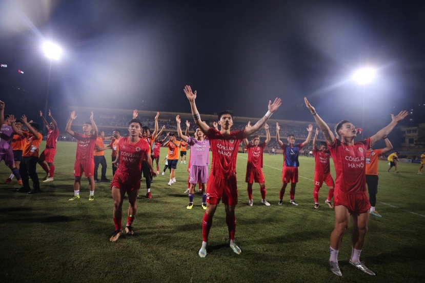 Văn Hậu trải lòng sau chức vô địch V-League, thể hiện hành động đầy ý nghĩa với mẹ cùng bạn gái - Ảnh 2 Văn Hậu trải lòng sau chức vô địch V-League, thể hiện hành động đầy ý nghĩa với mẹ cùng bạn gái - Ảnh 2