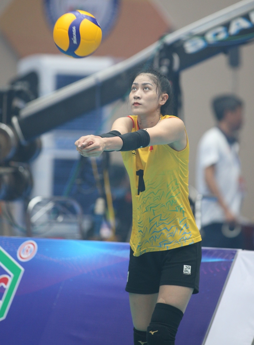 Kiều Trinh mạnh mẽ với những cú đập uy lực trên sân đấu Kiều Trinh mạnh mẽ với những cú đập uy lực trên sân đấu