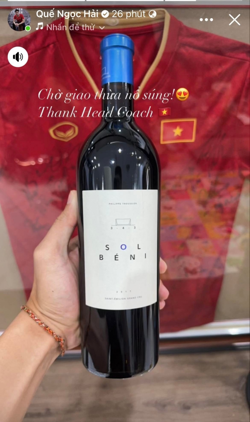 Quế Ngọc Hải được HLV Troussier tặng chai rượu vang thương hiệu Sol Beni Quế Ngọc Hải được HLV Troussier tặng chai rượu vang thương hiệu Sol Beni