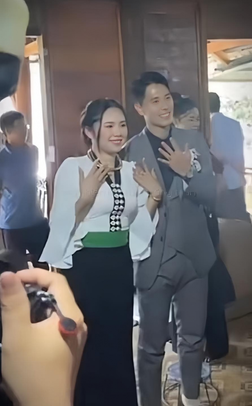 Đình Trọng và vợ khoe nhẫn cưới trong lễ vu quy Đình Trọng và vợ khoe nhẫn cưới trong lễ vu quy