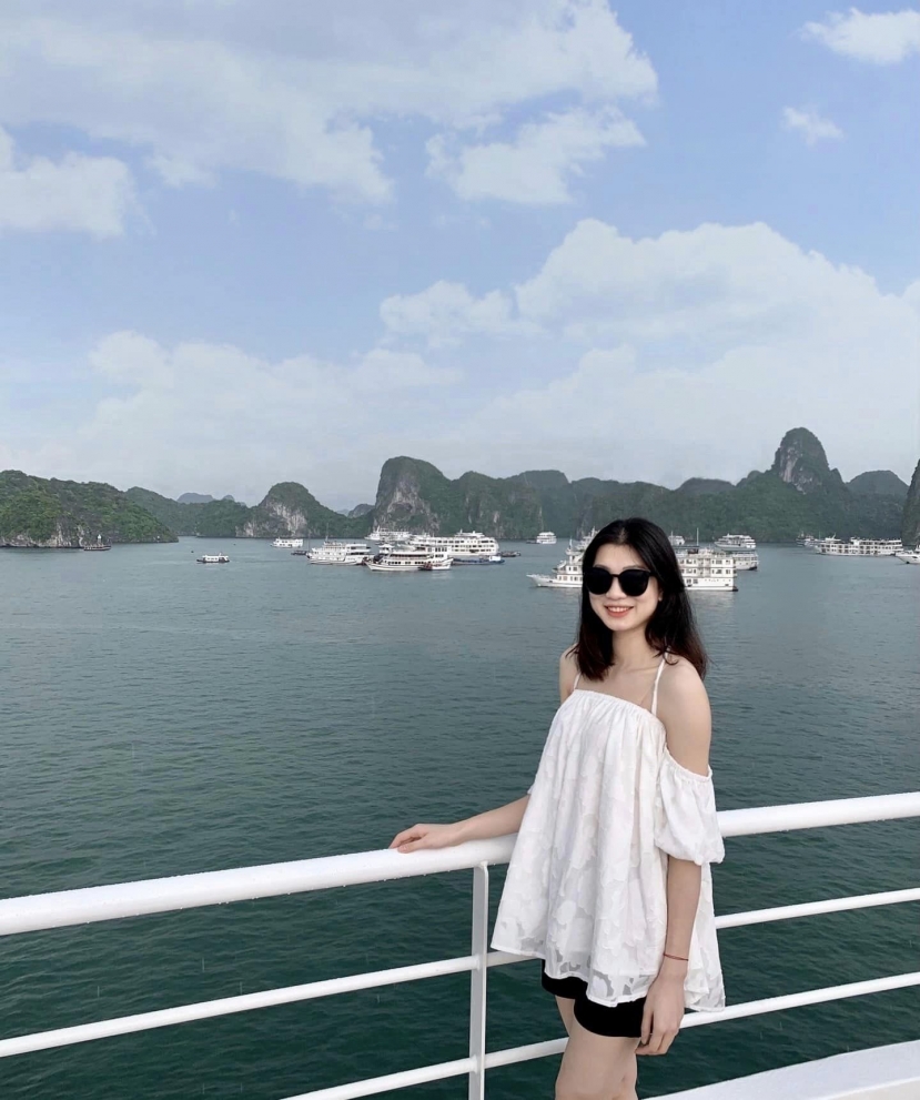 Đôi khi, cô nàng còn diện trang phục khoe vai trần gợi cảm Đôi khi, cô nàng còn diện trang phục khoe vai trần gợi cảm