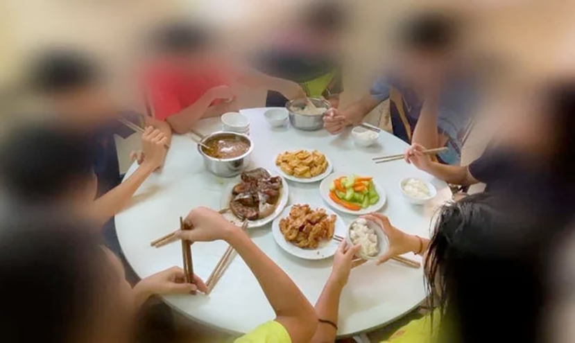 Mâm cơm được cho là của đội tuyển bóng bàn trẻ quốc gia Mâm cơm được cho là của đội tuyển bóng bàn trẻ quốc gia