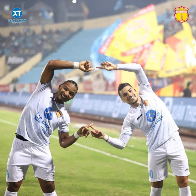 Rafaelson cùng Hendrio thi đấu vô cùng ăn ý trong màu áo CLB Nam Định Rafaelson cùng Hendrio thi đấu vô cùng ăn ý trong màu áo CLB Nam Định