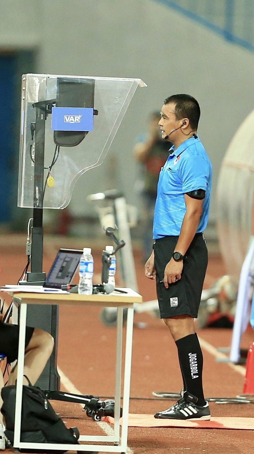 Thời gian check VAR tại V-League mất quá nhiều Thời gian check VAR tại V-League mất quá nhiều