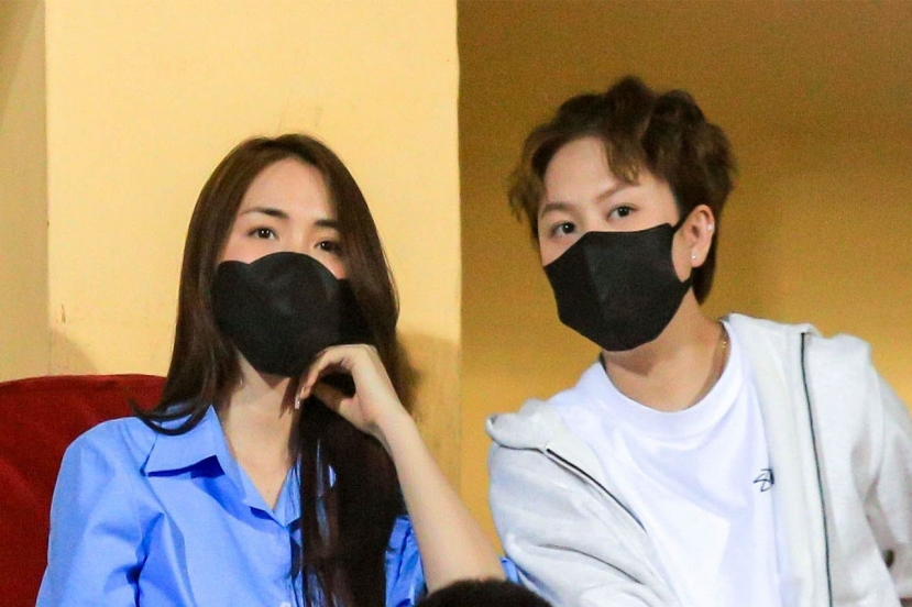 Trước đó, Hoà Minzy cùng vợ chồng Đoàn Văn Hậu và diễn viên Bảo Hân đã tới dự khán trận CAHN vs Bình Định tối 22/10. Cả hai ngồi cạnh nhau ở hàng ghế Vip cùng với vợ chồng cầu thủ Đoàn Văn Hậu. Hoà Minzy nổi tiếng là người rất yêu thích thể thao, cô nàng thường xuyên góp mặt ở các sự kiện của đội tuyển Việt Nam hay đi xem SEA Games. Thế nhưng hiếm khi nữ ca sĩ sinh năm 1995 đi xem V-League. Trước đó, Hoà Minzy cùng vợ chồng Đoàn Văn Hậu và diễn viên Bảo Hân đã tới dự khán trận CAHN vs Bình Định tối 22/10. Cả hai ngồi cạnh nhau ở hàng ghế Vip cùng với vợ chồng cầu thủ Đoàn Văn Hậu. Hoà Minzy nổi tiếng là người rất yêu thích thể thao, cô nàng thường xuyên góp mặt ở các sự kiện của đội tuyển Việt Nam hay đi xem SEA Games. Thế nhưng hiếm khi nữ ca sĩ sinh năm 1995 đi xem V-League.