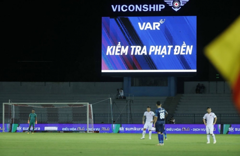 Công nghệ VAR kiểm tra phạt đền ở trận Hải Phòng 1-1 HAGL Công nghệ VAR kiểm tra phạt đền ở trận Hải Phòng 1-1 HAGL
